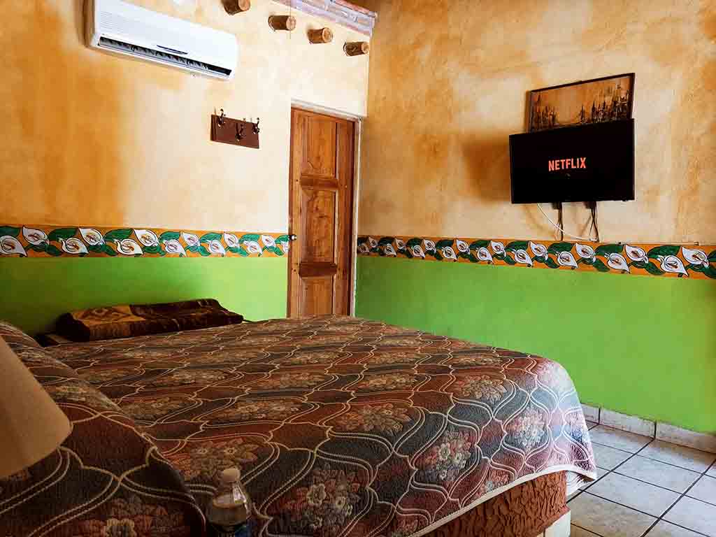 Habitacion Sencilla de una cama tamaño matrimonial con baño interior agua caliente, smart tv, internet, aire acondicionado en Hotel Posada Don Porfirio en El Fuerte Sinaloa