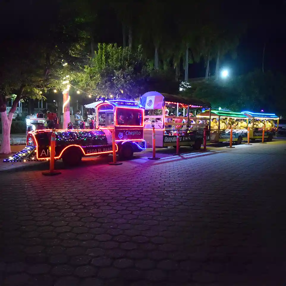 Colorido Trenecito Chepito en el Fuerte Sinaloa en la plaza de Armas, pasajeros a bordo